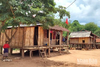 Phần lớn hộ nghèo, hộ cận nghèo cần hỗ trợ về nhà ở tại Quảng Bình đều tập trung ở vùng sâu và miền núi (trong ảnh là nhà của đồng bào dân tộc thiểu số ở bản Cồn Roàng, xã Thượng Trạch, huyện Bố Trạch).