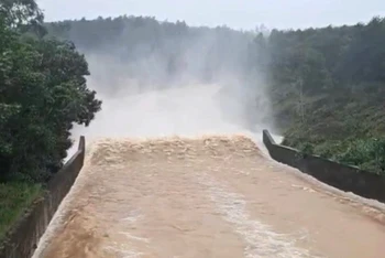 Hồ chứa nước Phú Vinh, thành phố Đồng Hới xả lũ qua tràn trong trận lũ vừa qua để bảo đảm an toàn hồ đập và vùng hạ du.