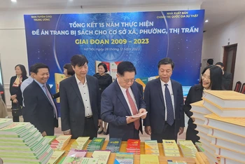 Đồng chí Nguyễn Trọng Nghĩa và các đại biểu thăm gian trưng bày sách tại hội nghị. 