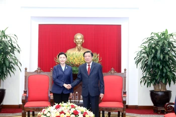 Đồng chí Phan Đình Trạc tiếp Bộ Trưởng Bộ Tư pháp Trung Quốc Hạ Vinh.