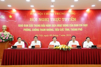 Các đồng chí chủ trì Hội nghị. (Ảnh: HƯNG TẠ)