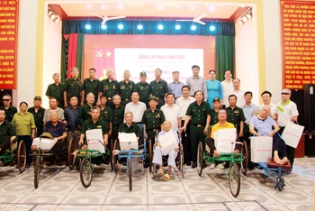 Đồng chí Phan Đình Trạc tặng quà các thương, bệnh binh và thân nhân liệt sĩ .
