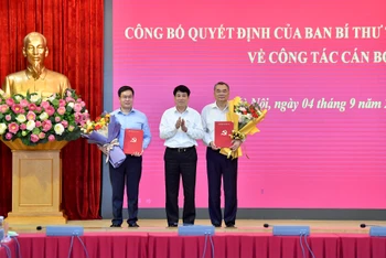 Thường trực Ban Bí thư Lương Cường trao Quyết định và tặng hoa các đồng chí Tô Ân Xô, Trần Đăng Quỳnh. (Ảnh: ĐĂNG KHOA) 