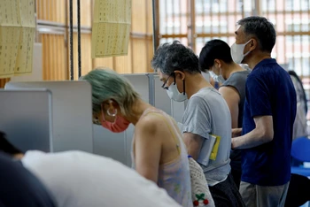 Cử tri bỏ phiếu trong cuộc bầu cử Thượng viện tại Tokyo, Nhật Bản ngày 10/7/2022. (Ảnh: REUTERS)