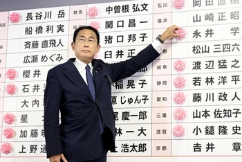 Thủ tướng Fumio Kishida, với tư cách là người đứng đầu đảng Dân chủ tự do (LDP) cầm quyền, công bố tên của các ứng cử viên chắc chắn giành được ghế trong cuộc bầu cử Thượng viện Nhật Bản vào ngày 10/7/2022. (Ảnh: Kyodo)
