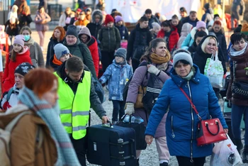 Người dân Ukraine sơ tán sang Ba Lan. (Ảnh tư liệu: REUTERS)