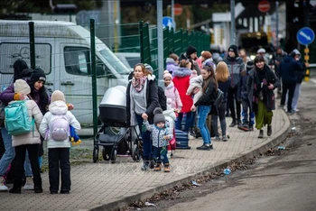 Người tị nạn Ukraine sang tới Ubla, miền Đông Slovakia ngày 25/2/2020. (Ảnh: AFP/TTXVN)