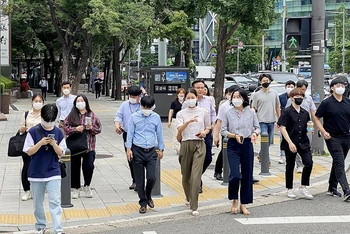 Người dân Hàn Quốc đeo khẩu trang khi ở ngoài trời. (Ảnh: TTXVN)