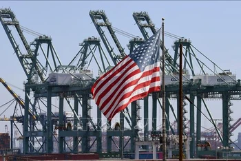 Hoạt động tại Cảng Long Beach, ở Los Angeles, Mỹ. (Ảnh: AFP/TTXVN)