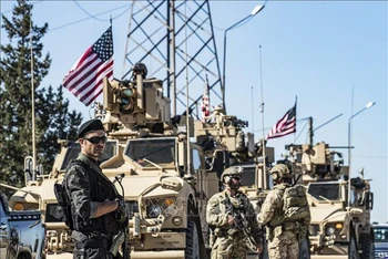Đoàn xe quân sự của Mỹ di chuyển tại Rumaylan, thuộc tỉnh Hasakah, Đông Bắc Syria. Ảnh tư liệu: AFP/TTXVN 