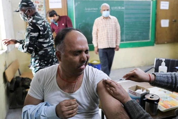 Tiêm vaccine phòng Covid-19 tại 1 trung tâm tiêm chủng ở New Delhi, Ấn Độ, ngày 12/1/2022. (Ảnh: Reuters)
