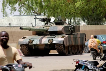 Xe tăng của quân đội Cộng hòa Chad trên đường phố thủ đô N'djamena, Cộng hòa Chad, ngày 19/4/2021. (Ảnh: Reuters)