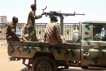 Binh sĩ quân đội Sudan tuần tra tại thủ đô Khartoum. (Ảnh: AFP/TTXVN)
