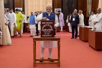 Thủ tướng Ấn Độ Narendra Modi tham gia cuộc bỏ phiếu bầu Tổng thống lần thứ 15. (Ảnh: indianexpress.com)