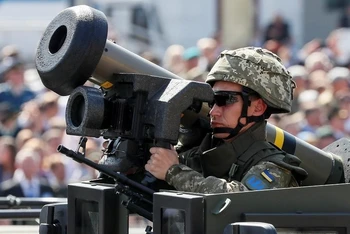 Binh sĩ Ukraine cầm tên lửa chống hạm Javelin do Mỹ sản xuất. (Ảnh: Reuters)