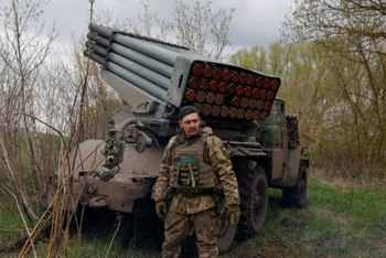 Binh sĩ Ukraine đứng cạnh hệ thống rocket phóng loạt ở Kharkov. (Ảnh: Reuters)