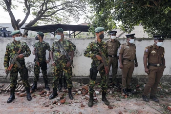 Lực lượng cảnh sát và đặc nhiệm Sri Lanka được triển khai bảo đảm an ninh trên đường phố thủ đô Colombo, ngày 1/4/2022. (Ảnh: REUTERS)