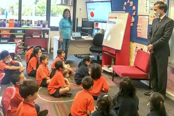Đại sứ Việt Nam tại Australia Nguyễn Tất Thành trò chuyện với các em học sinh lớp tiếng Việt. (Ảnh: baoquocte.vn)