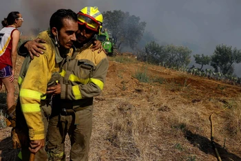 Lính cứu hỏa tại 1 đám cháy rừng ở Faramontanos de Tabara, Tây Ban Nha, ngày 19/7/2022. (Ảnh: Reuters)