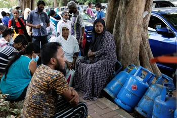 Người dân xếp hàng mua gas tại Colombo, Sri Lanka, ngày 23/5/2022. (Ảnh: Reuters)