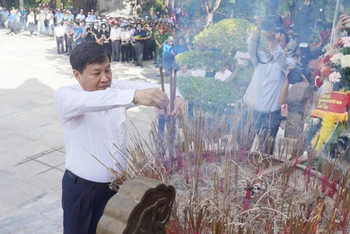 Phó Thủ tướng Lê Minh Khái dâng hương ở Nghĩa trang Liệt sĩ Trường Sơn.