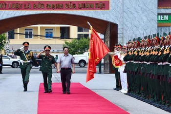 Thủ tướng Chính phủ Phạm Minh Chính và đoàn công tác tới thăm, làm việc với Bộ Tư lệnh Quân khu 4. (Ảnh: TRẦN HẢI)