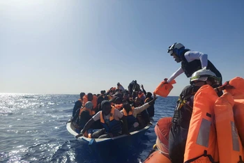 Hỗ trợ người di cư trên biển Địa Trung Hải. (Ảnh minh họa: SOS Mediterranee/Reuters)