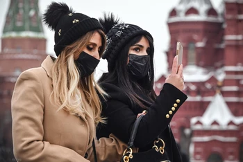 Người dân đeo khẩu trang phòng dịch Covid-19 tại Moskva, Nga. (Ảnh: AFP/TTXVN)