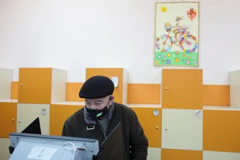 Người dân bỏ phiếu trong cuộc bầu cử quốc hội và tổng thống Bulgaria, Sofia, Bulgaria, ngày 14/11/2021. (Ảnh: Reuters)