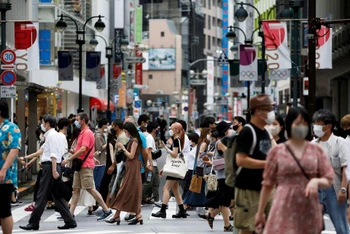 Người đeo khẩu trang tại khu mua sắm Shibuya đông đúc giữa đại dịch Covid-19 ở Tokyo, Nhật Bản, ngày 7/8/2021. (Ảnh: Reuters)
