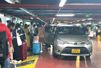 Hành khách ở Sân bay Tân Sơn Nhất thường xuyên bị ép giá cước, chờ đợi đón xe ta-xi, xe công nghệ vào dịp cao điểm đi lại, dịp lễ, Tết.