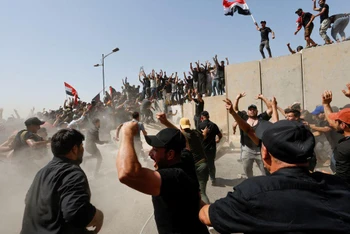 Người biểu tình xông vào khu vực Vùng Xanh, thủ đô Baghdad, Iraq, ngày 30/7/2022. (Ảnh: Reuters)