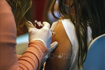 Nhân viên y tế tiêm vaccine phòng COVID-19 cho trẻ em tại Hartford, Connecticut, Mỹ. (Ảnh: AFP/TTXVN)