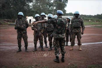 Binh sĩ Lực lượng gìn giữ hòa bình Liên hợp quốc tuần tra tại thị trấn Gamboula, Cộng hòa Trung Phi. (Ảnh tư liệu: AFP/TTXVN)