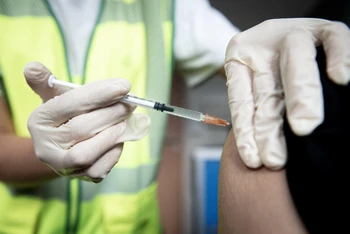 Nhân viên y tế tiêm vaccine phòng bệnh đậu mùa khỉ cho người dân tại Paris, Pháp. (Ảnh: AFP/TTXVN)