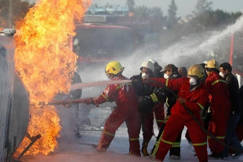 Lực lượng cứu hỏa nỗ lực dập lửa trong vụ 1 xe tải chở nhiên liệu bốc cháy ở Tripoli, Libya. (Ảnh minh họa: Reuters)