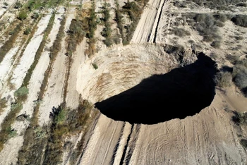 "Hố tử thần" xuất hiện tại Tierra Amarilla, Copiapo, Chile, ngày 1/8/2022. (Ảnh: Reuters) 