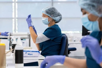 Nhân viên y tế chuẩn bị các liều vaccine phòng Covid-19, Sydney, Australia, ngày 10/5/2021. (Ảnh: Reuters) 