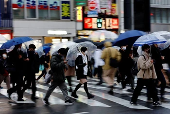 Người dân đeo khẩu trang tại một khu mua sắm ở Tokyo, Nhật Bản, ngày 22/3/2022. (Ảnh: Reuters)