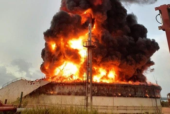 Lửa cháy dữ dội từ bồn chứa dầu thô. (Ảnh: Prensa Latina)