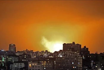 Một vụ không kích của Israel xuống Dải Gaza ngày 10/5/2021. (Ảnh tư liệu: AFP/TTXVN)