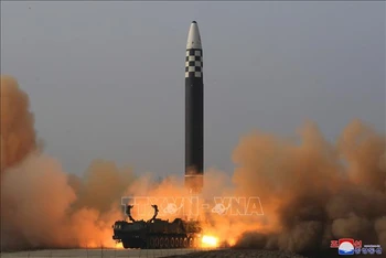 Ảnh do Hãng thông tấn Trung ương Triều Tiên đăng phát: Tên lửa đạn đạo liên lục địa Hwasongpho-17 được phóng thử từ sân bay quốc tế Bình Nhưỡng, ngày 24/3/2022. (Ảnh: YONHAP/TTXVN)