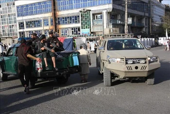 Lực lượng an ninh Afghanistan được triển khai tại hiện trường vụ nổ bom ở thủ đô Kabul ngày 6/8/2022. (Ảnh: THX/TTXVN)