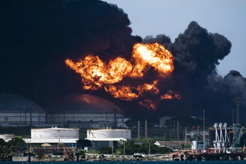 Khói lửa bốc ngùn ngụt tại hiện trường vụ sét đánh gây hỏa hoạn một bể chứa tại kho dầu ở khu công nghiệp gần thành phố Matanzas, Cuba ngày 6/8/2022. (Ảnh: AFP/TTXVN) 