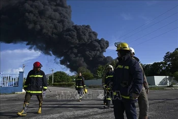 Lực lượng cứu hỏa được triển khai tại hiện trường vụ cháy kho nhiên liệu ở tỉnh Matanzas, Cuba ngày 6/8/2022. (Ảnh: AFP/TTXVN)