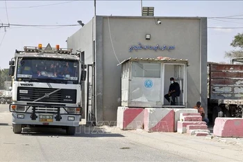 Xe tải chở hàng đi qua cửa khẩu Kerem Shalom giữa Israel và Dải Gaza, tại Rafah, ngày 1/9/2021. (Ảnh tư liệu: AFP/TTXVN)