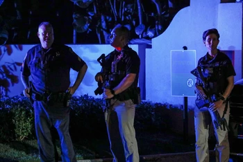 Các đặc vụ FBI đứng gác bên ngoài khu nghỉ dưỡng Mar-a-Lago của cựu Tổng thống Mỹ Donald Trump, Palm Beach, Florida, ngày 8/8/2022. (Ảnh: Reuters)