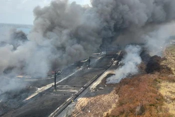 Hiện trường vụ cháy kho chứa nhiên liệu trên Vịnh Matanzas, Cuba, ngày 9/8/2022. (Ảnh: Granma) 