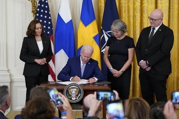 Tổng thống Mỹ Joe Biden ký "thư phê chuẩn", đồng ý cho Phần Lan và Thụy Điển gia nhập NATO. (Ảnh: AP)