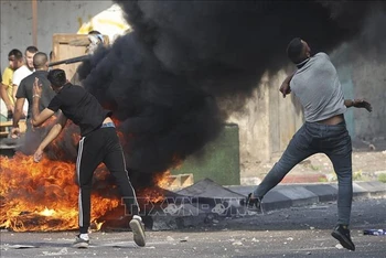 Người biểu tình Palestine đụng độ với lực lượng an ninh Israel tại Nablus, Bờ Tây, ngày 9/8/2022. (Ảnh: AFP/TTXVN(